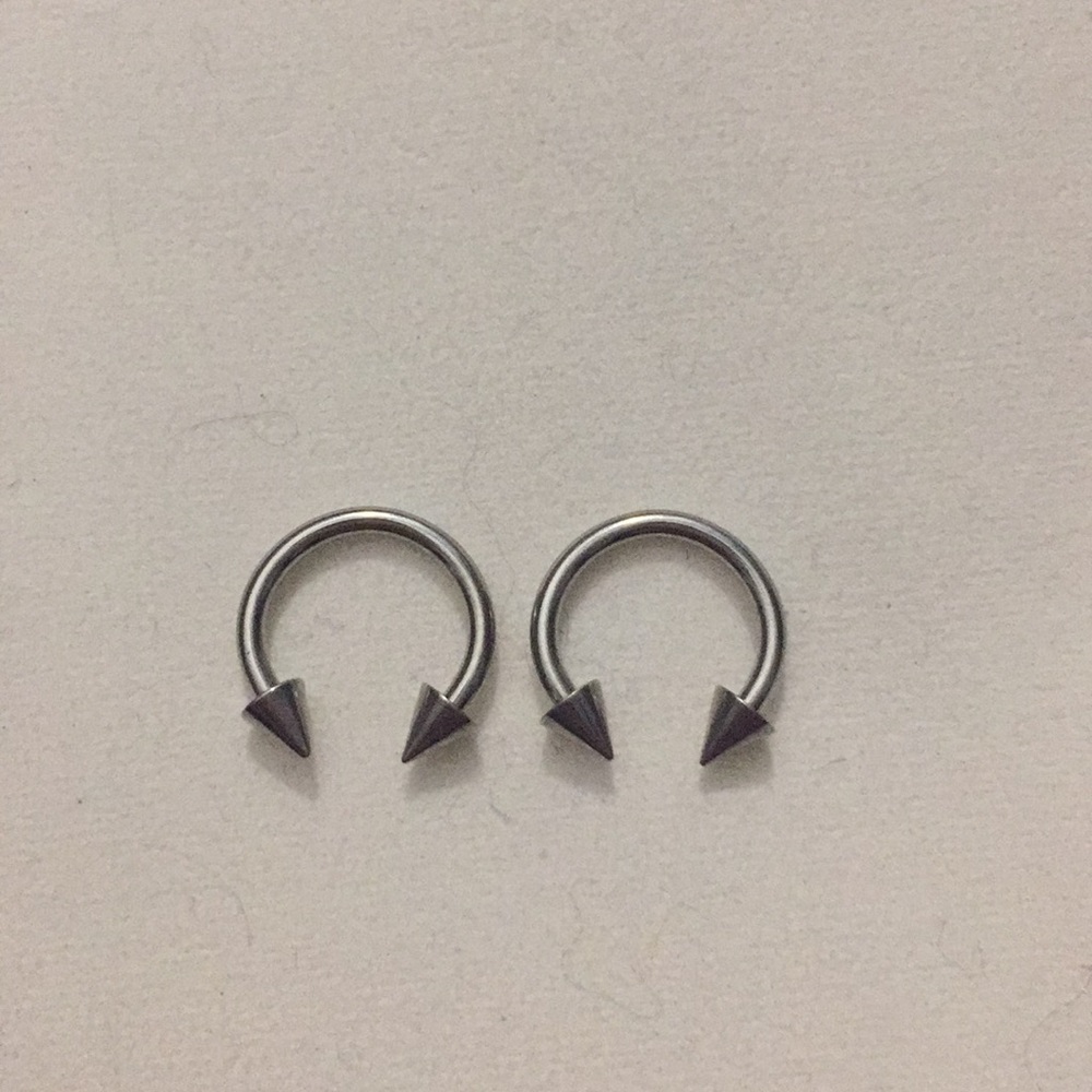 Horseshoe spike earrings